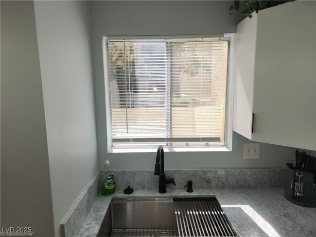 Photo - 5045 Spencer St