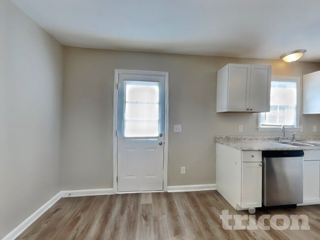 Photo - 112 Glengariff Ln