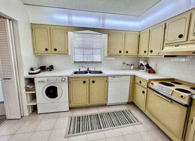 Photo - 135 Amherst Ln