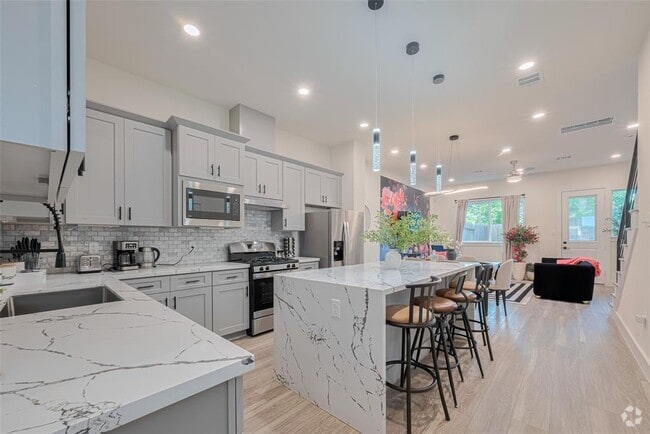 Building Photo - 2909 Nagle St Rental