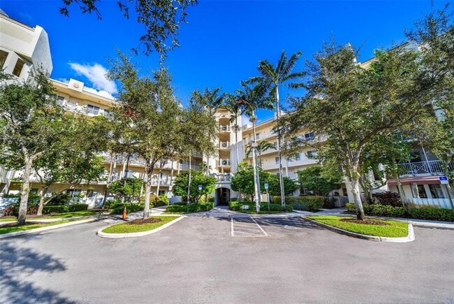 Building Photo - 3600 Oaks Clubhouse Dr Unit 404