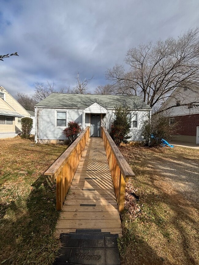 Building Photo - 2 bedroom 1 bathroom house