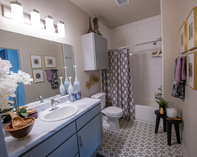 97 North Oak Apartments Kansas City, MO