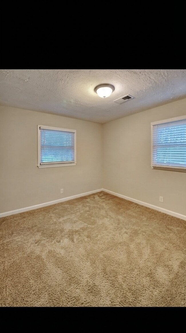 Building Photo - 300 Banberry Dr SE