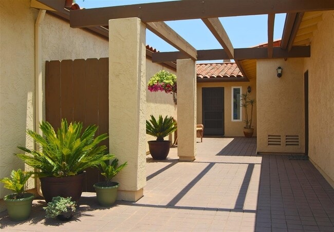 Building Photo - Stunning Panoramic Views in Fashion Valley!