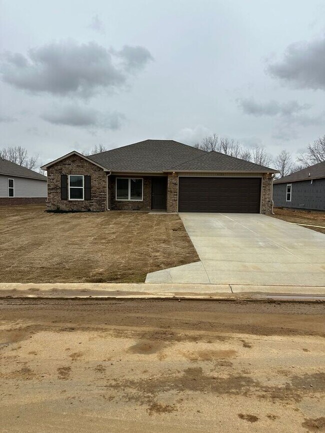 *LIMITED TIME OFFER* NEWER Four Bedroom House House Rental in