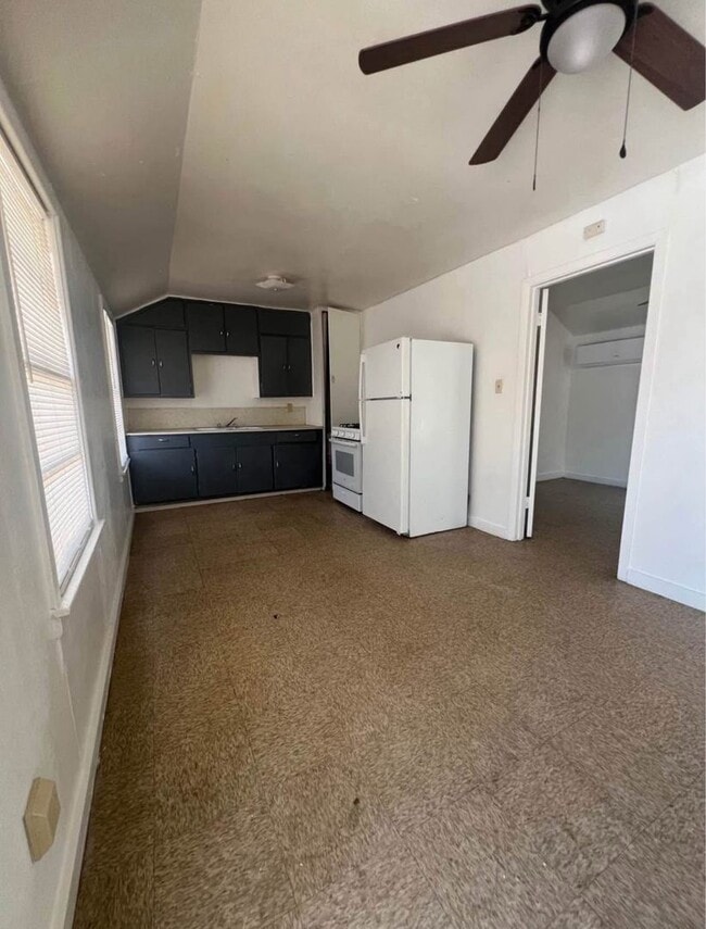 Photo - 718 W Avenue C Unit B