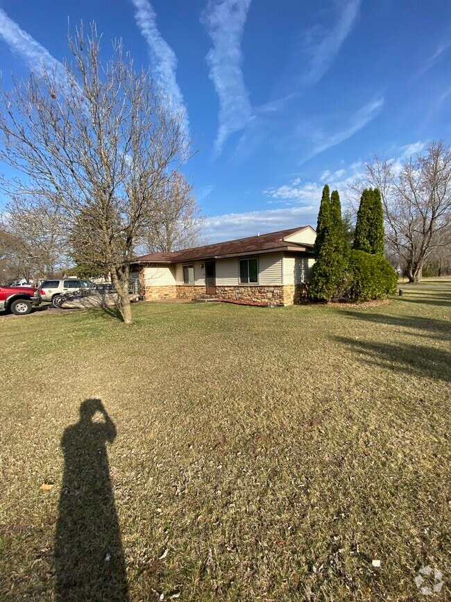 Building Photo - 545 Pine Tree Dr Unit 547 Pine Tree Dr Rental