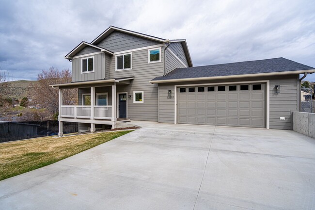 Building Photo - Newer Construction! 3 bed/2.5 bath, double garage, central heat/air, VIEWS!