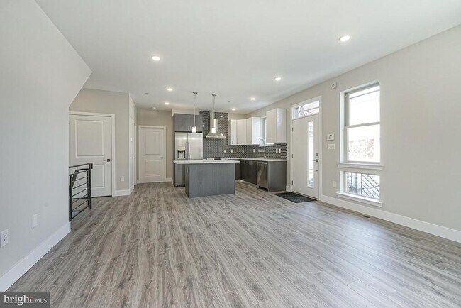 Photo - 300 W Jefferson St