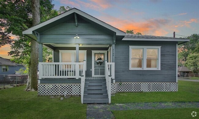 Building Photo - 2102 Melbourne St Rental
