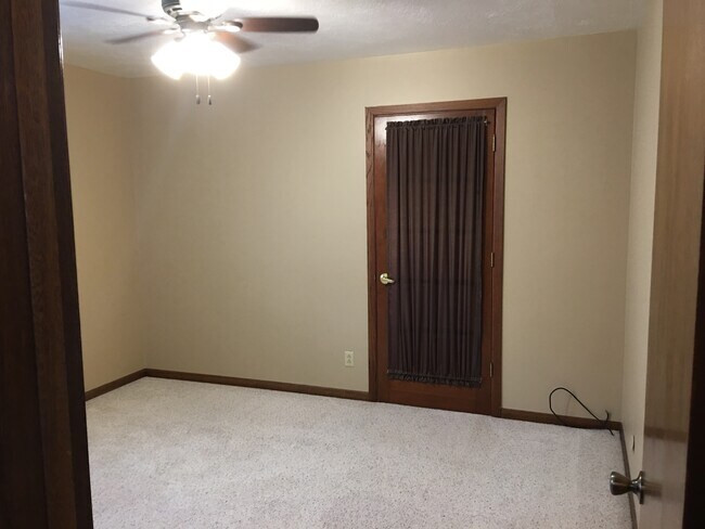 Bedroom - 911 S Mulberry St