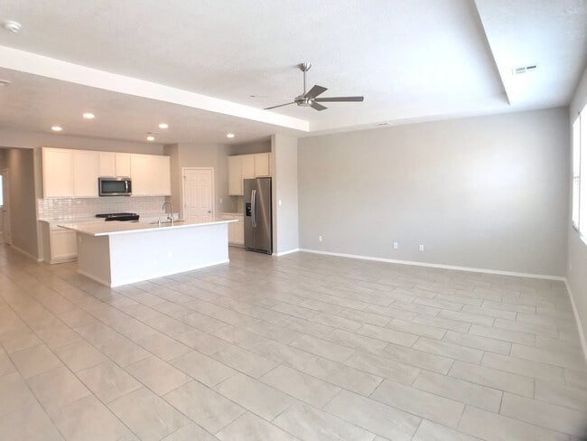 Building Photo - Los Lunas 3 bedroom! Tile Throughout! Refrigerated Air! Spacious living area