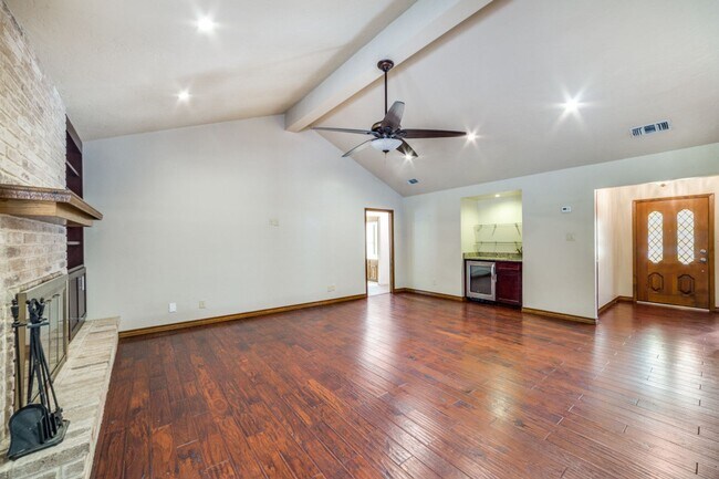 Photo - SPACIOUS 3-BEDROOM HOME IN OAK HOLLOW ESTATES