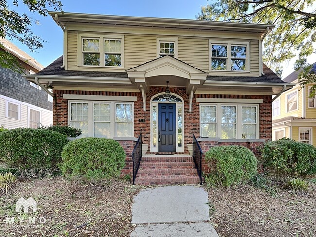 Building Photo - 711 E 9th St