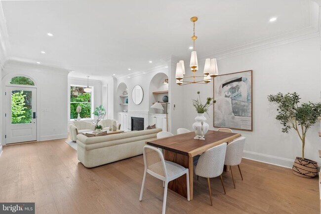 Photo - 2460 Ontario Rd NW