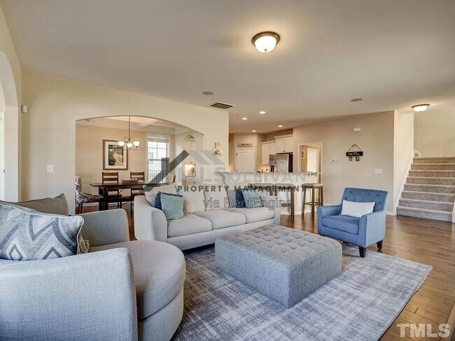 Photo - 207 Maple Walk St