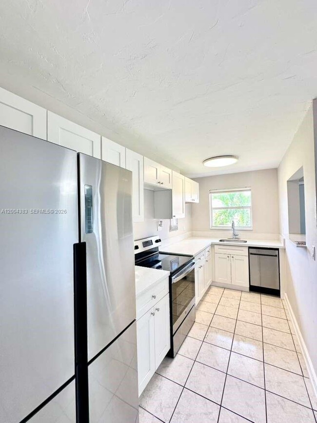 Building Photo - 2651 NW 13th St Unit 41