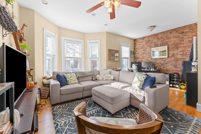 Photo - 470 E 6th St