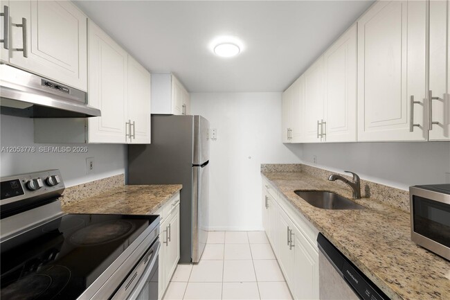 Building Photo - 2350 NE 135th St Unit 812