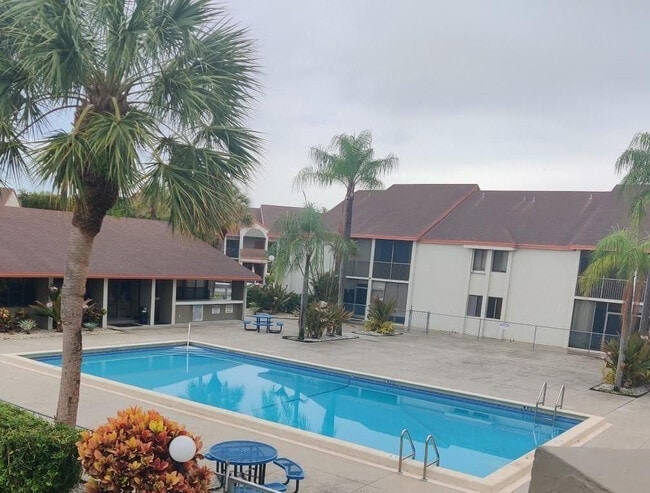 Building Photo - 5583 Courtyard Dr Unit 5583