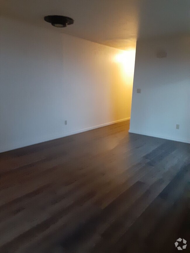 Building Photo - Duplex Rental