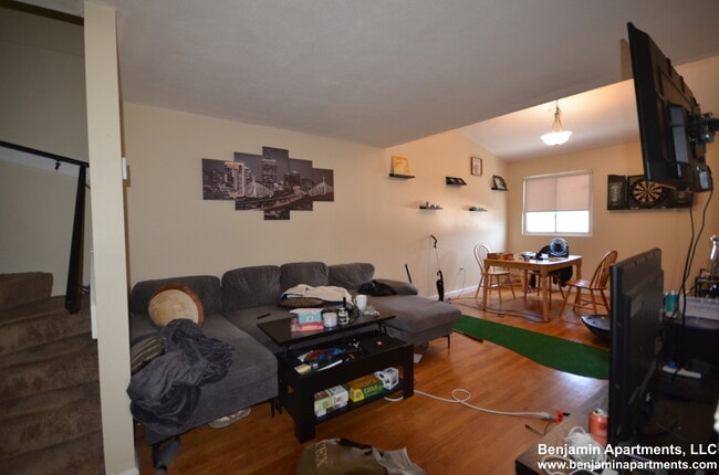 Building Photo - 377 Dorchester St Unit 1 Rental