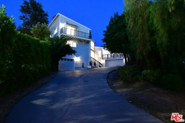 Building Photo - 19555 Oxnard St Rental