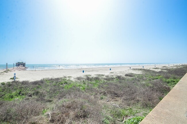 Building Photo - 6102 Seawall Blvd Unit 102B