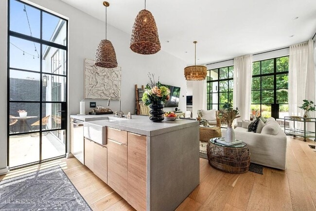 Photo - 1008 Albion Ave NE