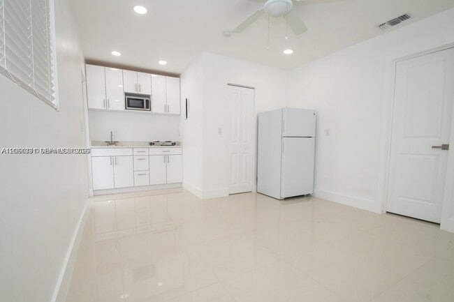 Building Photo - 233 NW 53rd Ave Unit 1