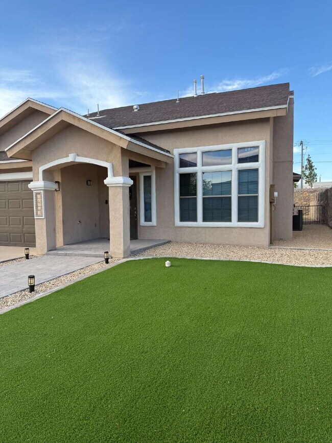 Photo - "Charming 3-Bed Oasis with Granite Touches & Cozy Fireplace in El Paso!"