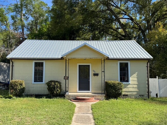Building Photo - 2 Bedroom / 1 Bath Historic Home on Helvenston St in Live Oak