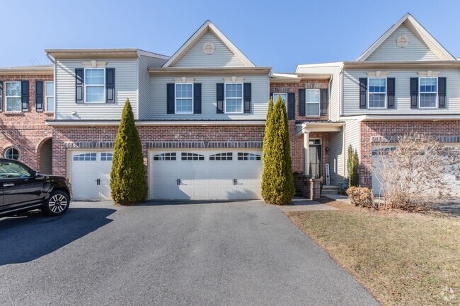 Building Photo - Modern 3-Bedroom Townhome with First-Floor...