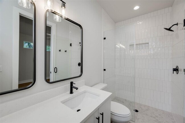 Photo - 1406 E 2nd St