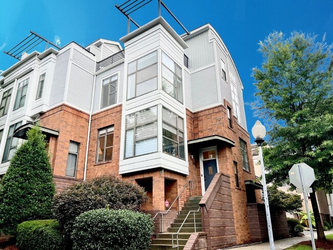Building Photo - 663 E 10th St