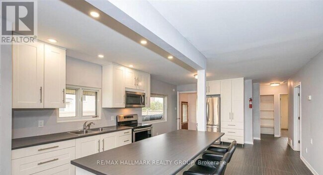 Photo - 1387 Sault St