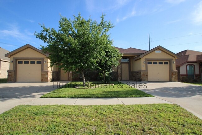 Building Photo - Spacious Duplex