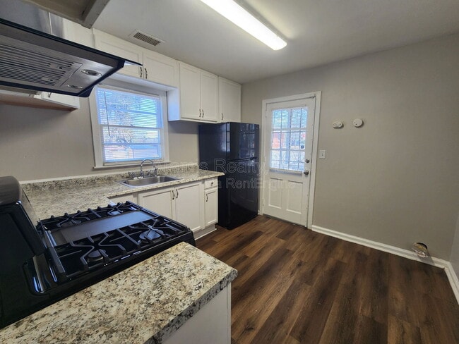 Photo - 274 Booker St SW