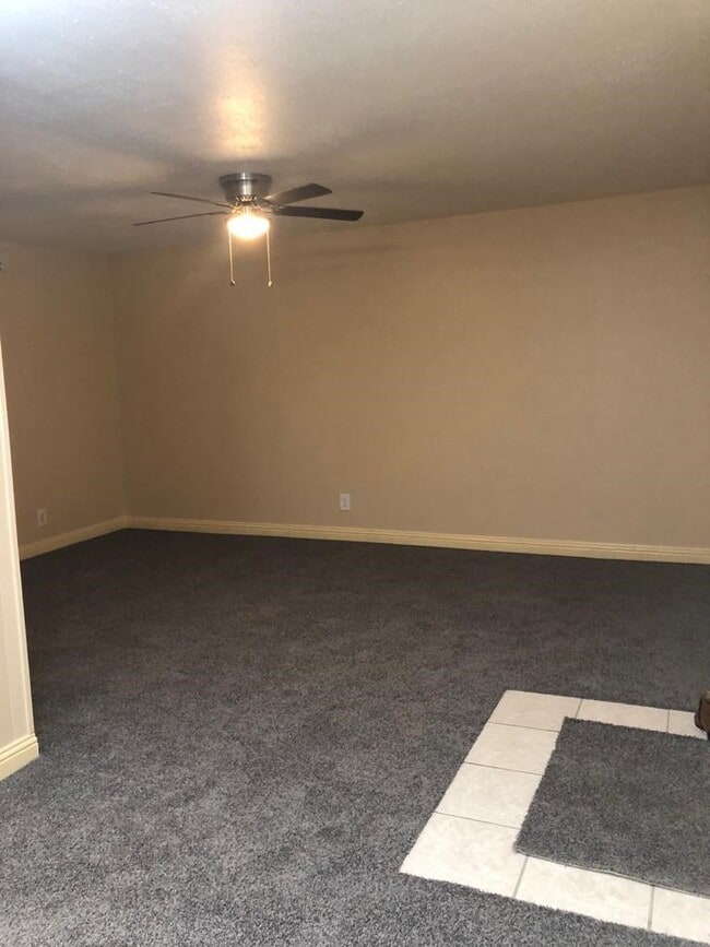 Building Photo - 8933 Gaylord Dr Unit 172