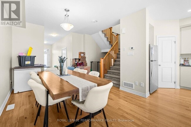 Photo - 709 Namur St