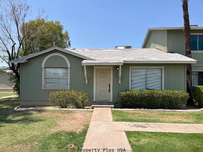 "Charming 2-Bed, 2-Bath Oasis in Phoenix – Cozy Comfort Awaits!"