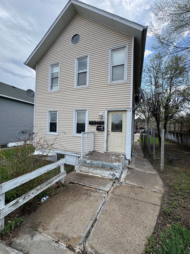 Building Photo - 428 7th St Unit 1
