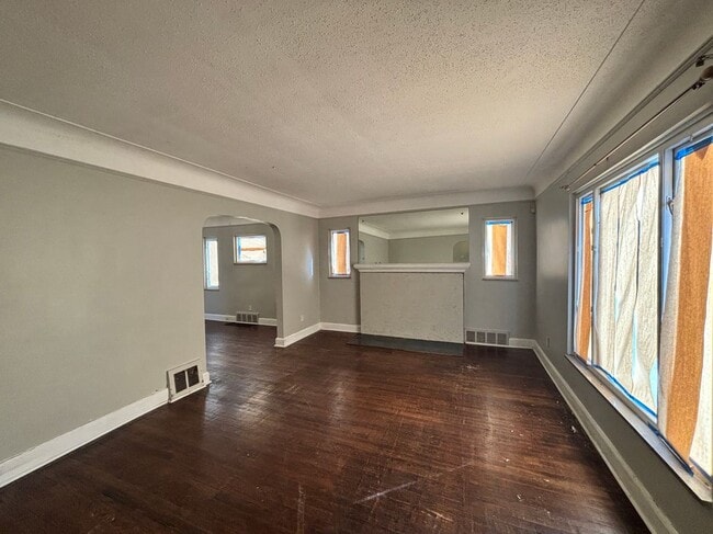 Photo - 15496 Gilchrist St