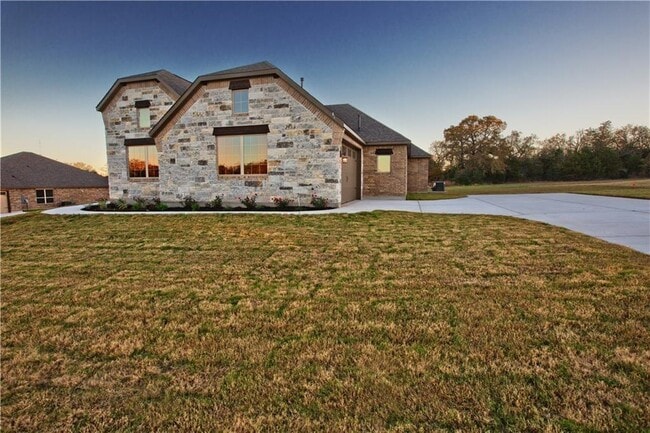 Photo - 337 Chisholm Trail