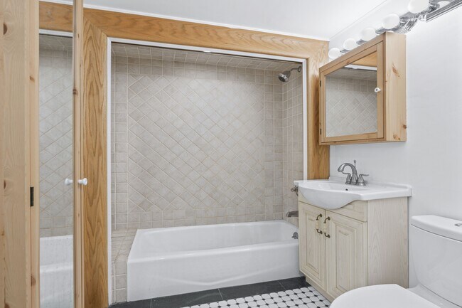 Photo - 160 E 23rd St