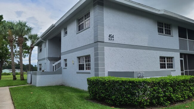 Building Photo - 454 Fairways Cir