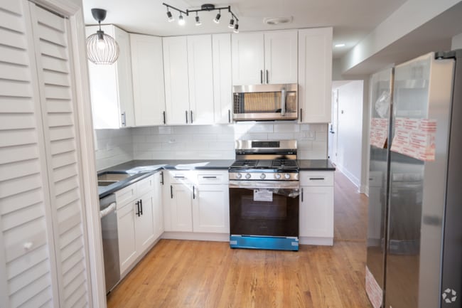 Building Photo - 5735 W Addison St Unit 2 Rental