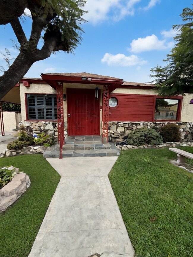 Building Photo - 151 W 88th St