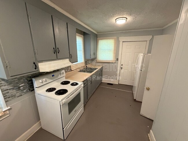 Photo - 905 Pender St